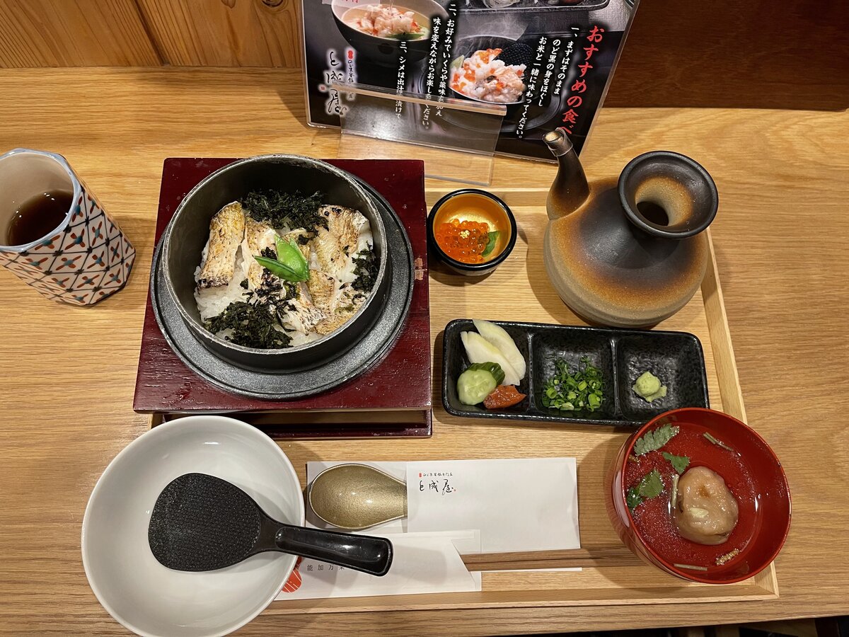のど黒釜飯専門店 能加万菜 と成屋：のど黒の釜飯定食。いくら、漬物、薬味、お吸い物がセットに...