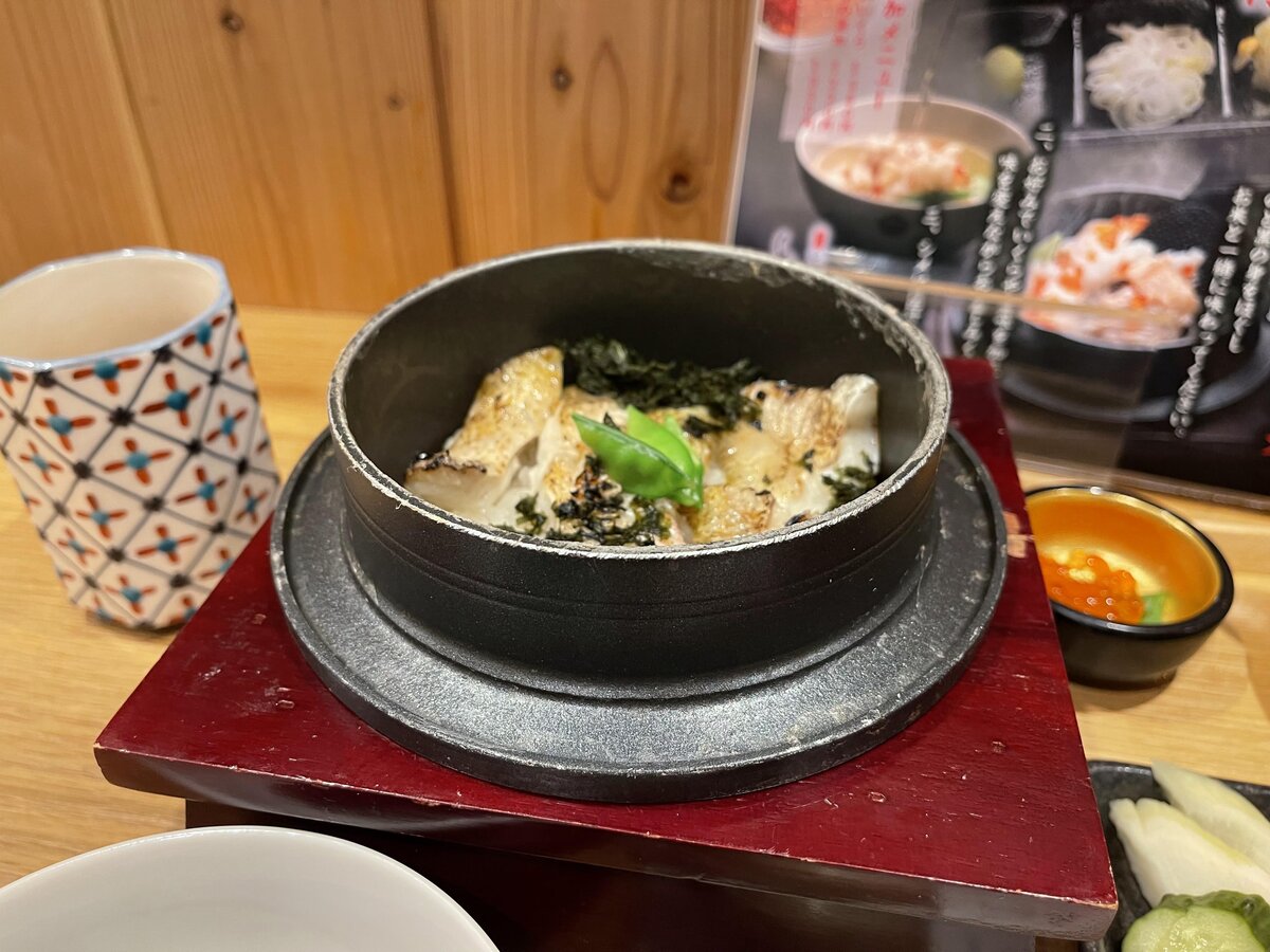 のど黒釜飯専門店 能加万菜 と成屋：白米と具材を盛った料理