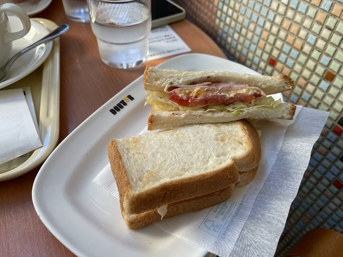 チームラボ金沢城　：石垣に武士の影絵が投影されている風景