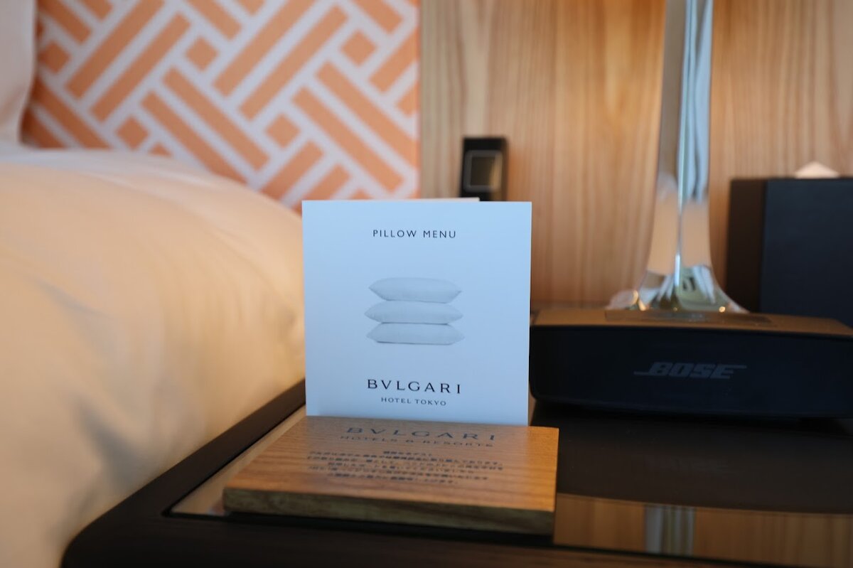 BVLGARI HOTEL：ホテルの部屋、ベッド、テレビ、窓からの景色