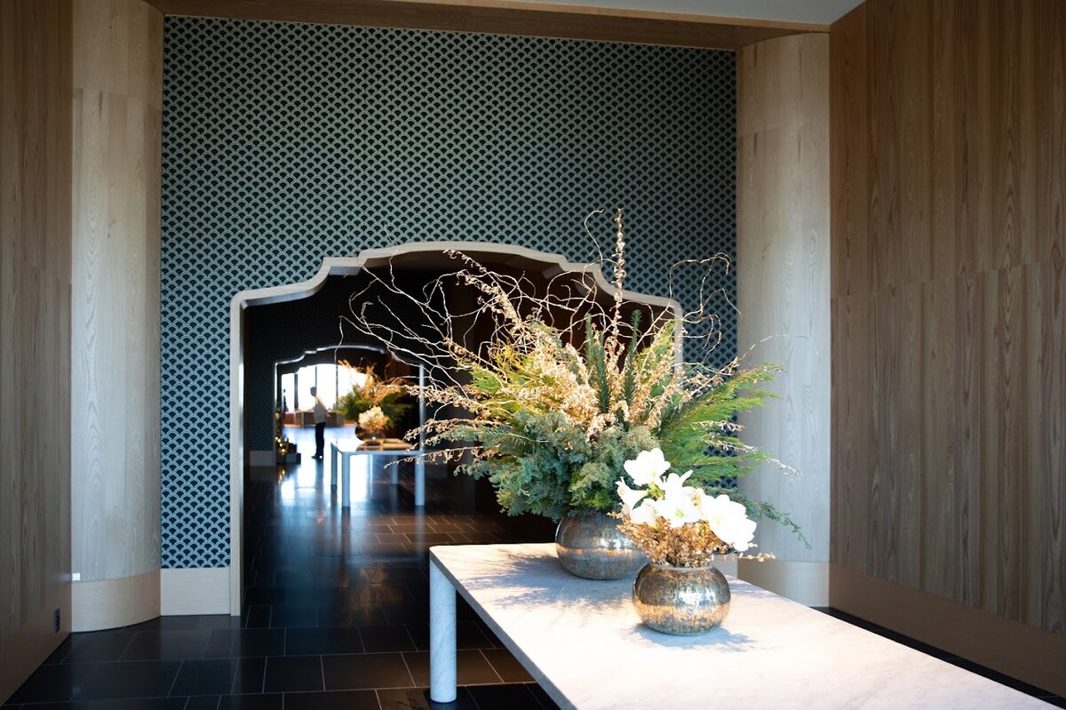 BVLGARI HOTEL:ホテルのロビー、花瓶のアレンジメント