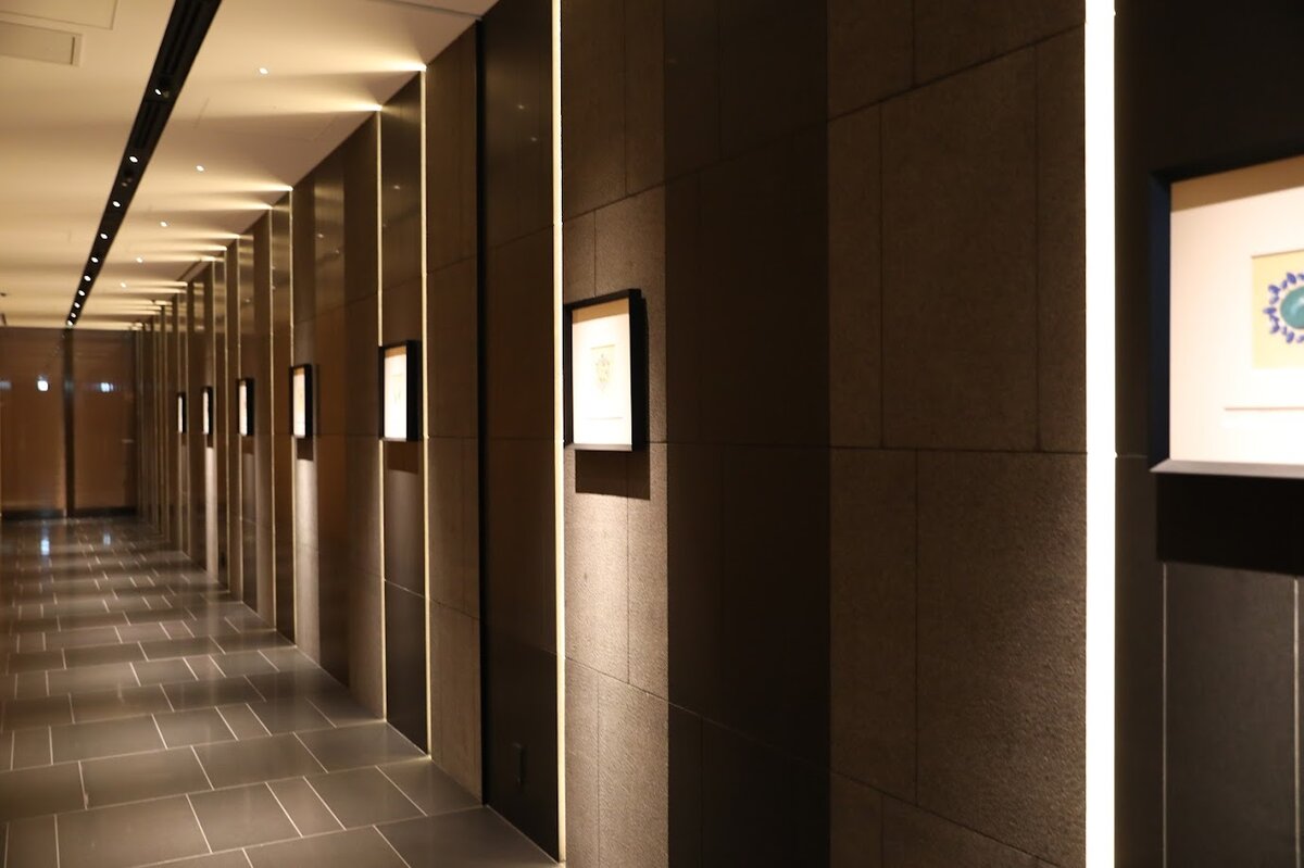 BVLGARI HOTEL：シャワールームの内装。腰掛けと洗面用品がある。