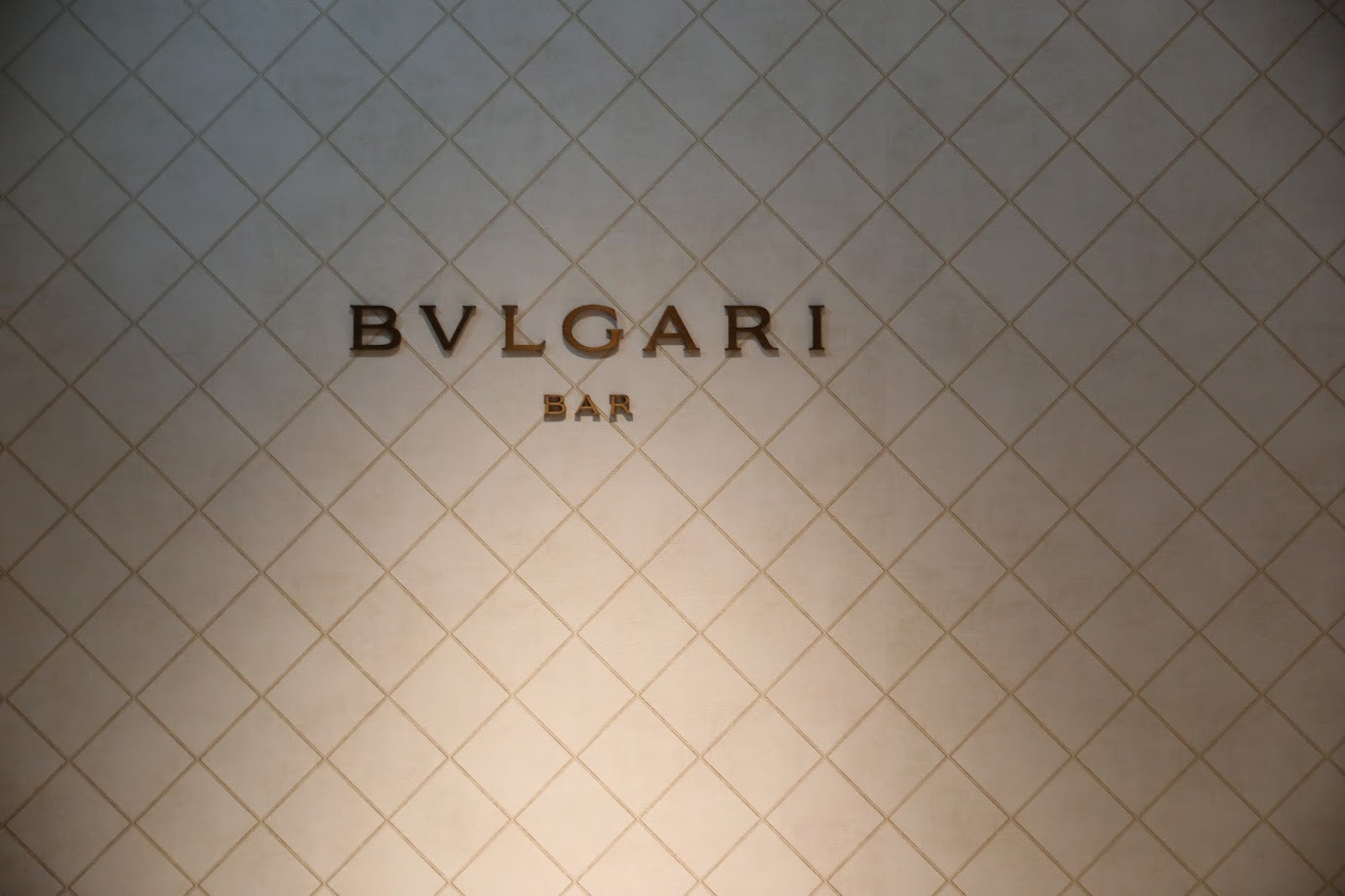 BVLGARI HOTEL：休憩用のベッドが並んだ部屋
