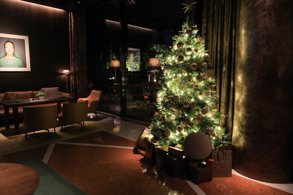 BVLGARI HOTEL：高層階にある室内のプールとリラクゼーションスペース