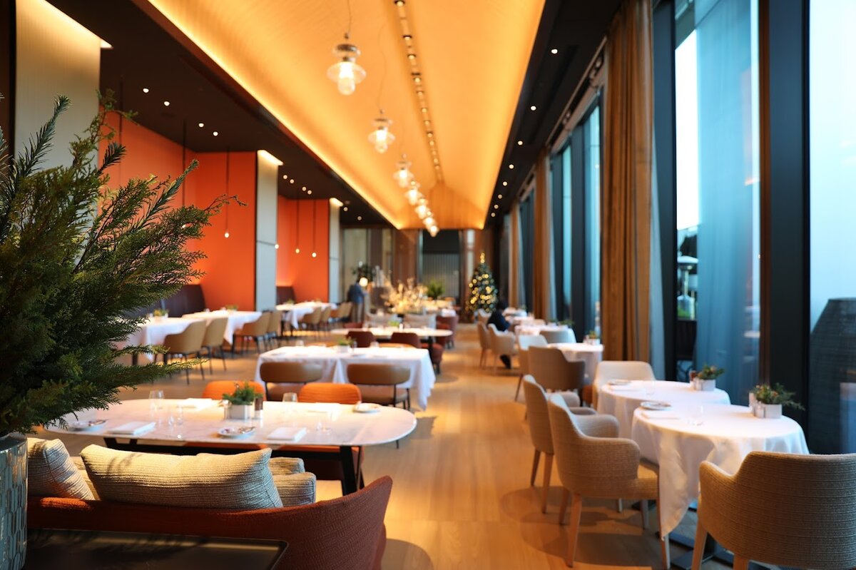 BVLGARI HOTEL：高層ビル群と駅のホーム