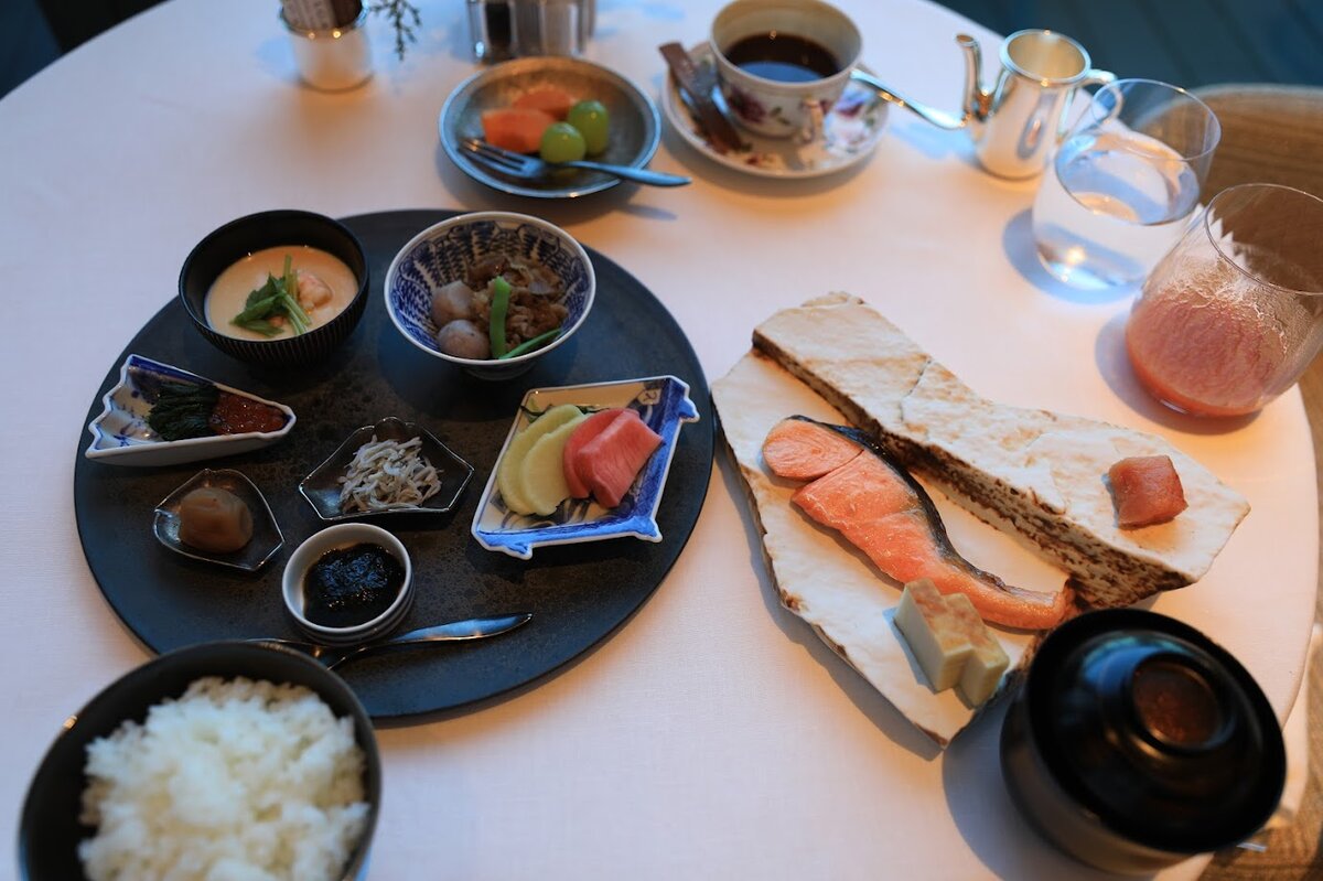 BVLGARI HOTEL：BVLGARI ホテルアンドリゾーツのロゴが入ったハンガー