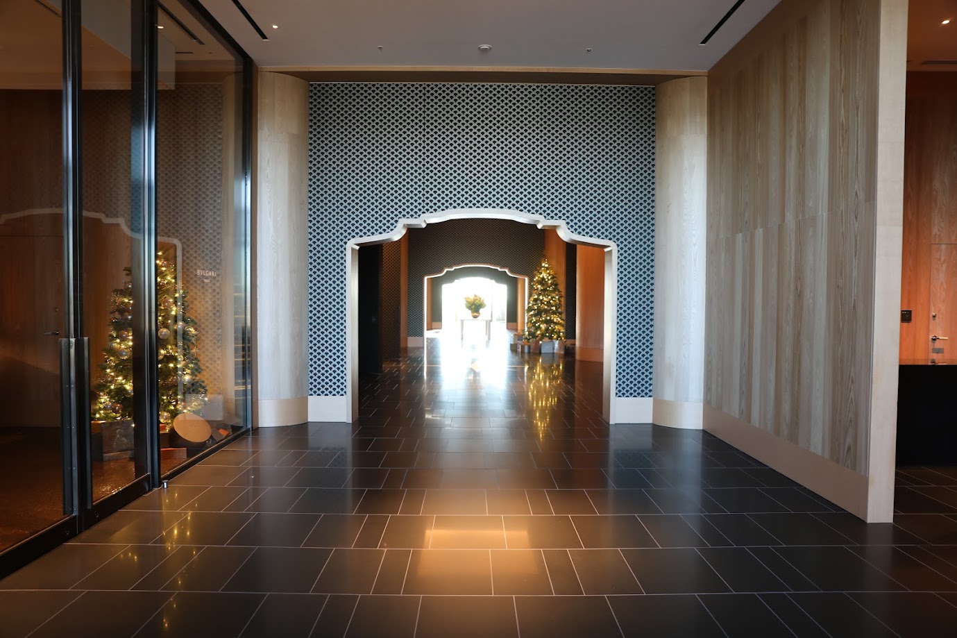 BVLGARI HOTEL：クリスマスツリーとプレゼントボックス