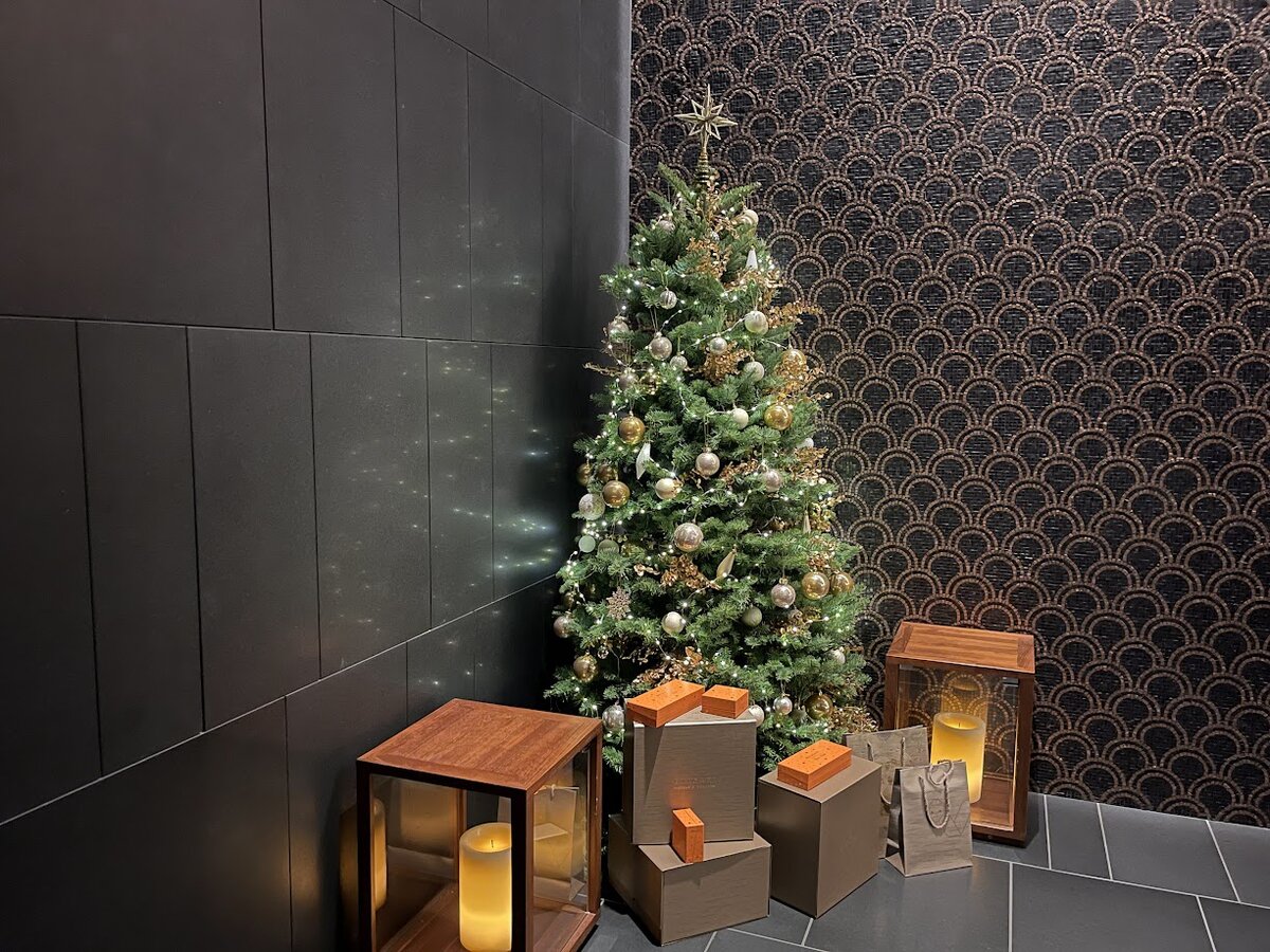 BVLGARI HOTEL:クリスマスツリーとプレゼント、キャンドル