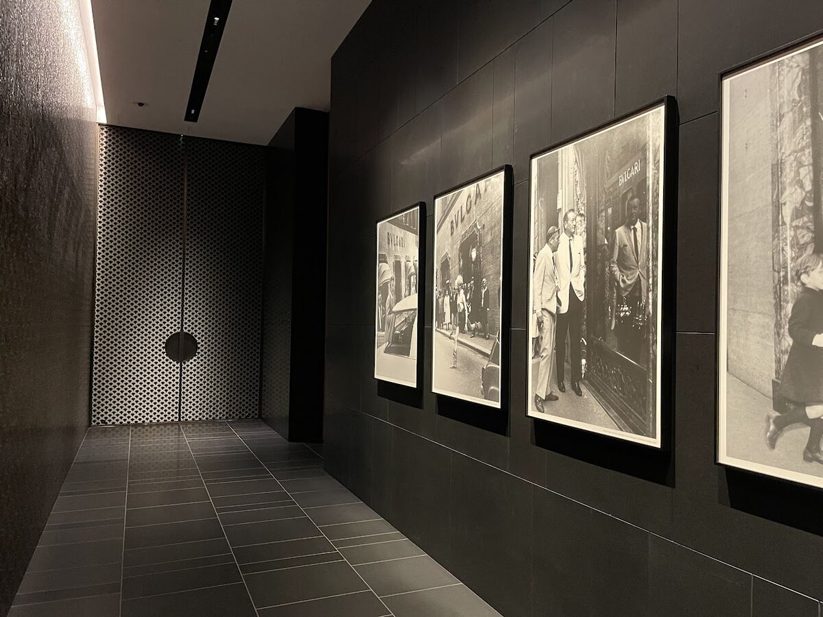 BVLGARI HOTEL:廊下と壁に飾られた写真