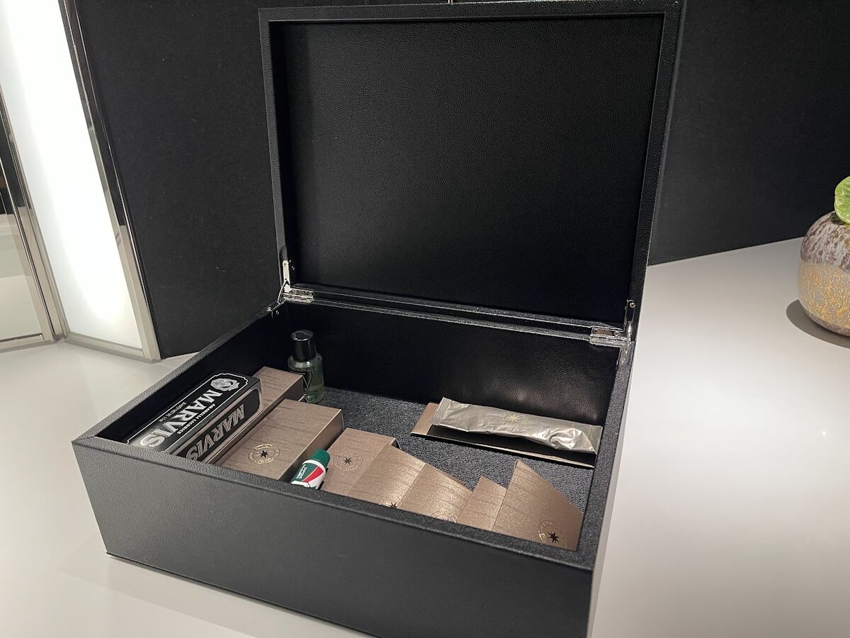 東京ミッドタウン八重洲 :クリスマスイルミネーション、サンタクロースとトナカイの装飾