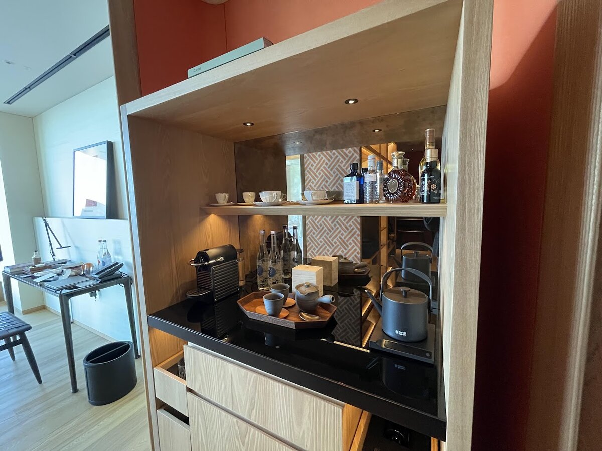 BVLGARI HOTEL:ホテルの部屋、クローゼット、ベッド