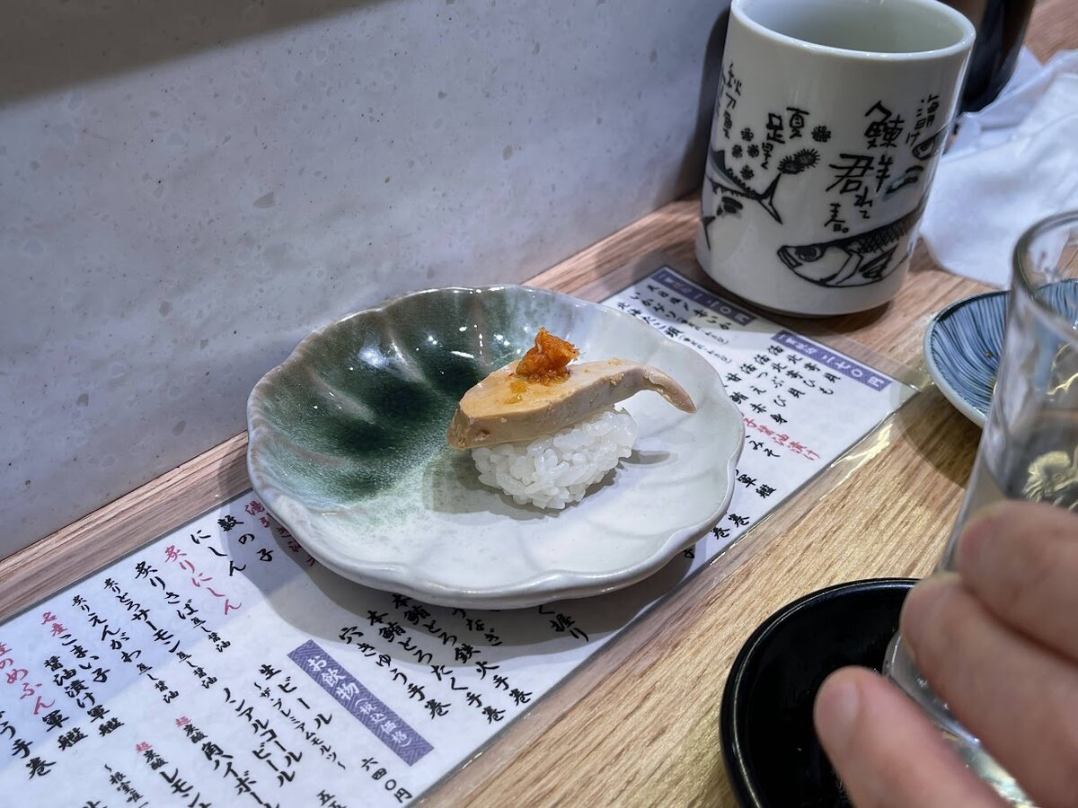 BVLGARI HOTEL:室内のプールとラウンジチェア