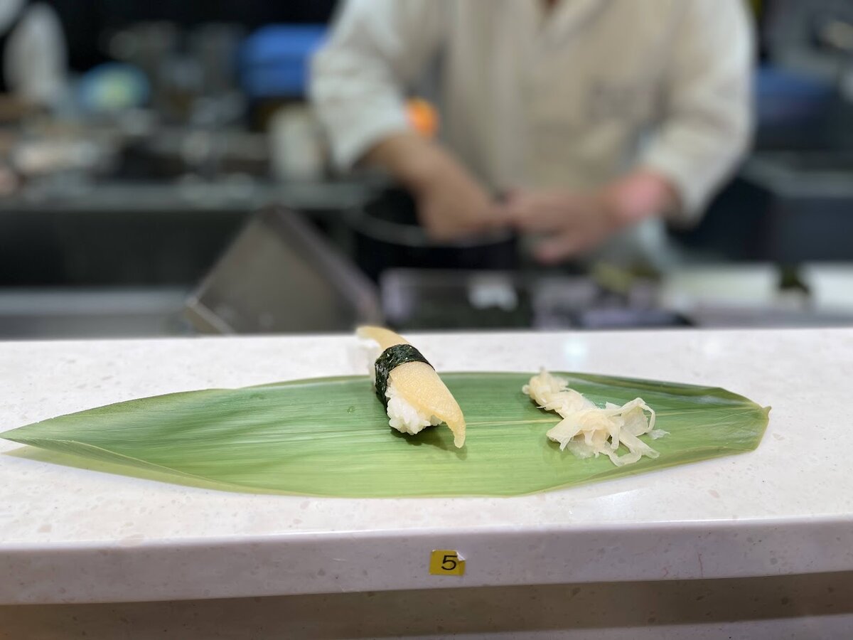 BVLGARI HOTEL:室内、ベッド、カーテン、高層ビル群