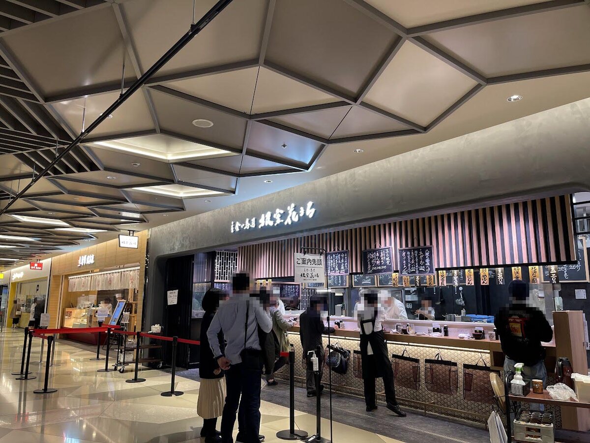 BVLGARI HOTEL:BVLGARI DOLCIの店内にあるクリスマスツリー