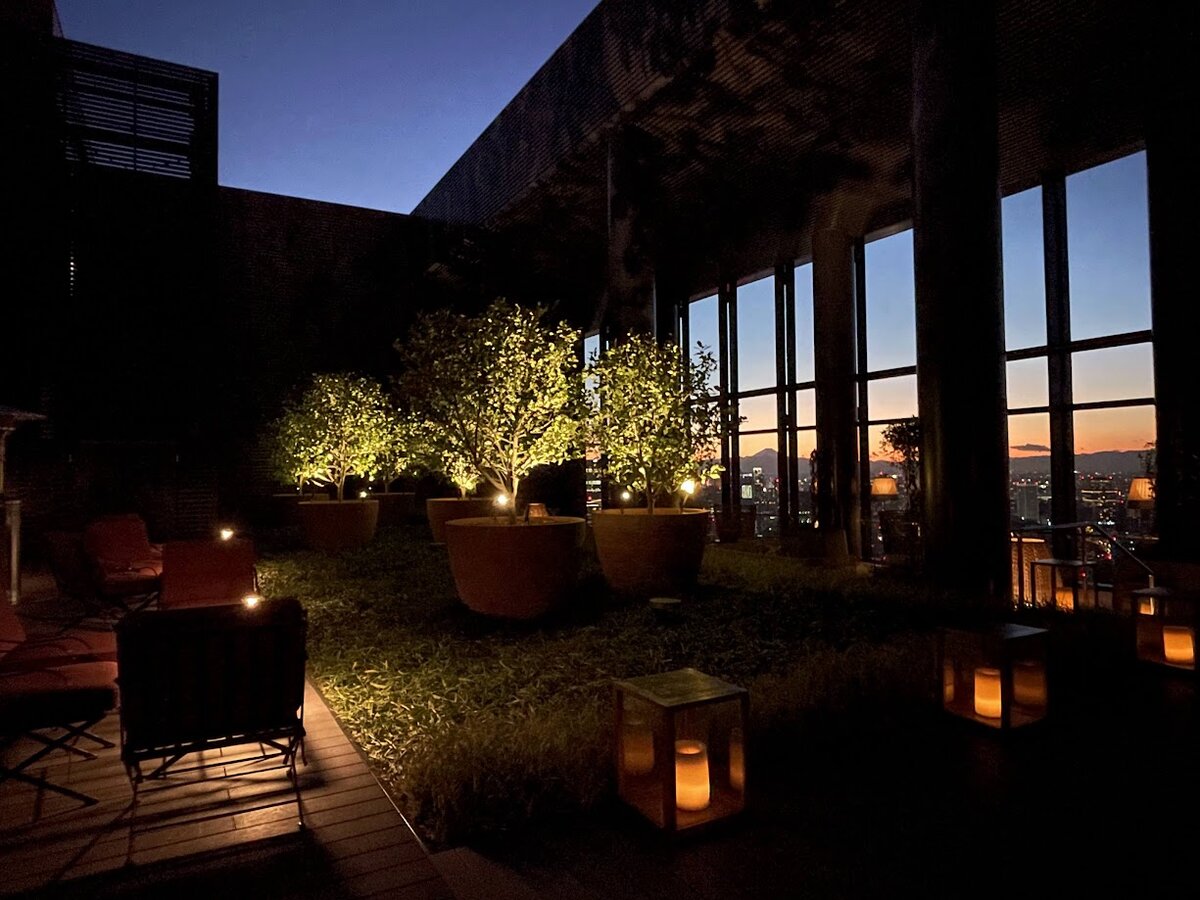 BVLGARI HOTEL:タオル、本、水が木製のテーブルに置かれている。