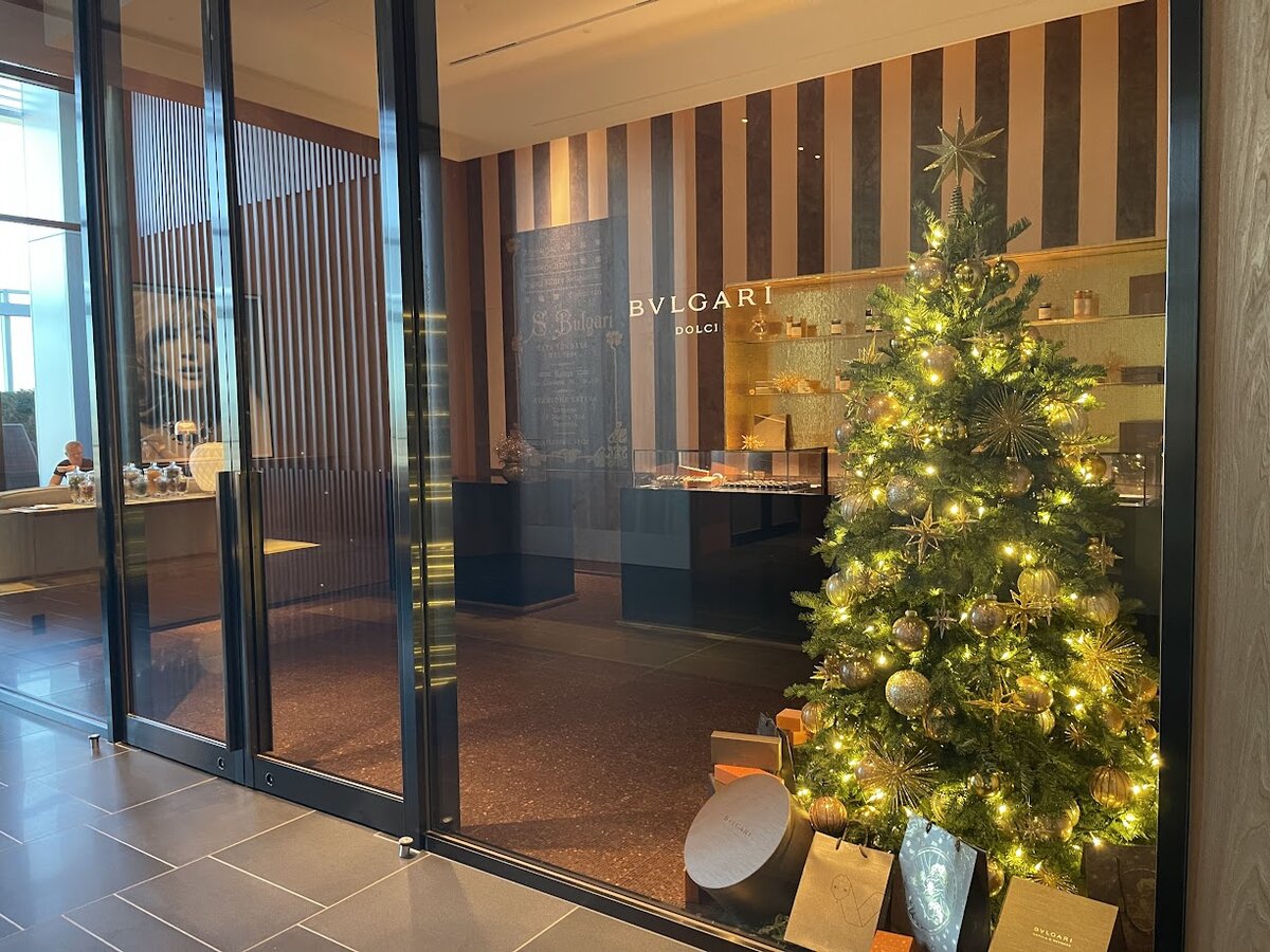 BVLGARI HOTEL:ボトルに入った緑色の液体とグラス、トレイ