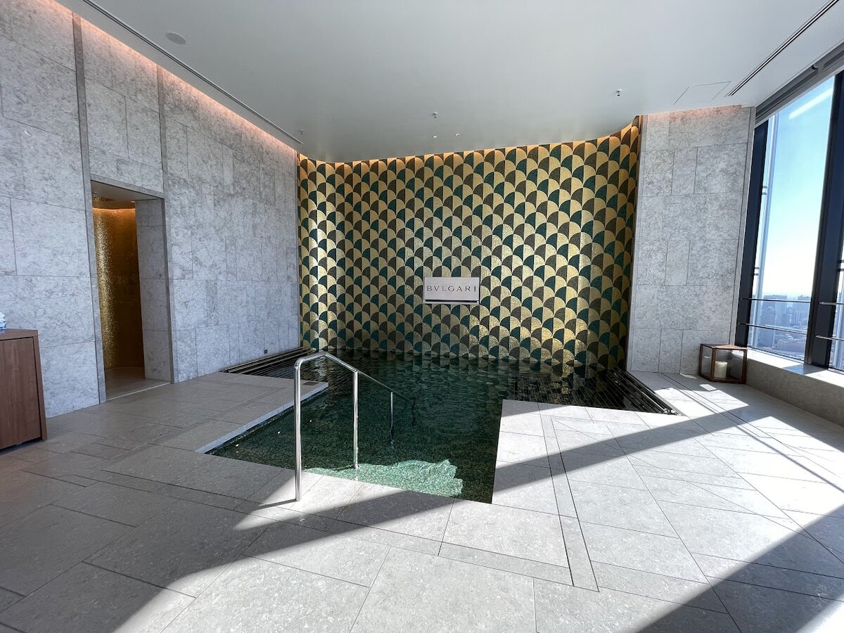 BVLGARI BAR:テーブルに用意された食器、グラス、水、花