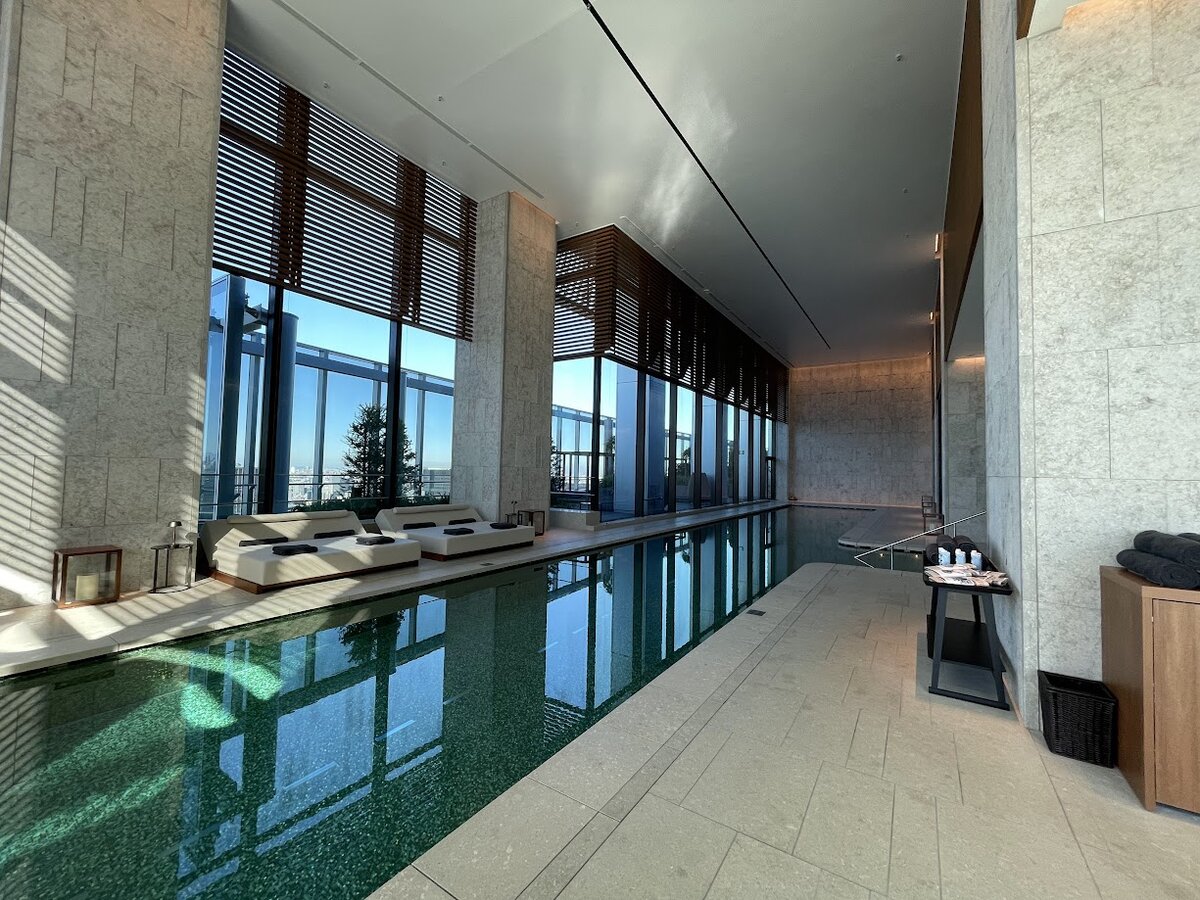 高層階の室内、夜景が見える