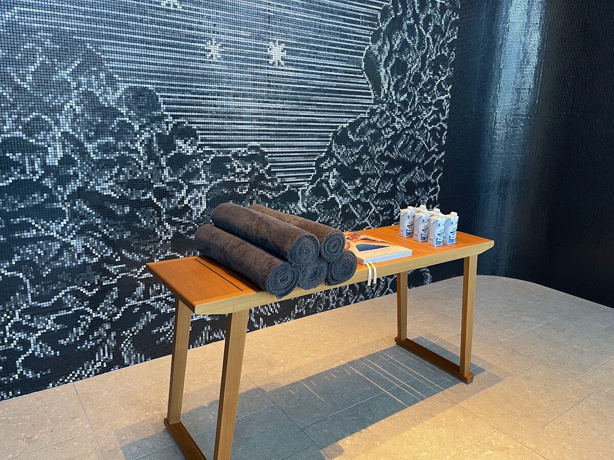 BVLGARI BAR:テーブル上の料理、ナッツ、グラス