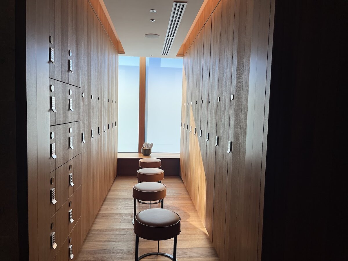 BVLGARI HOTEL:和食の朝食膳。ご飯、味噌汁、焼き魚、漬物、煮物、フルーツ...