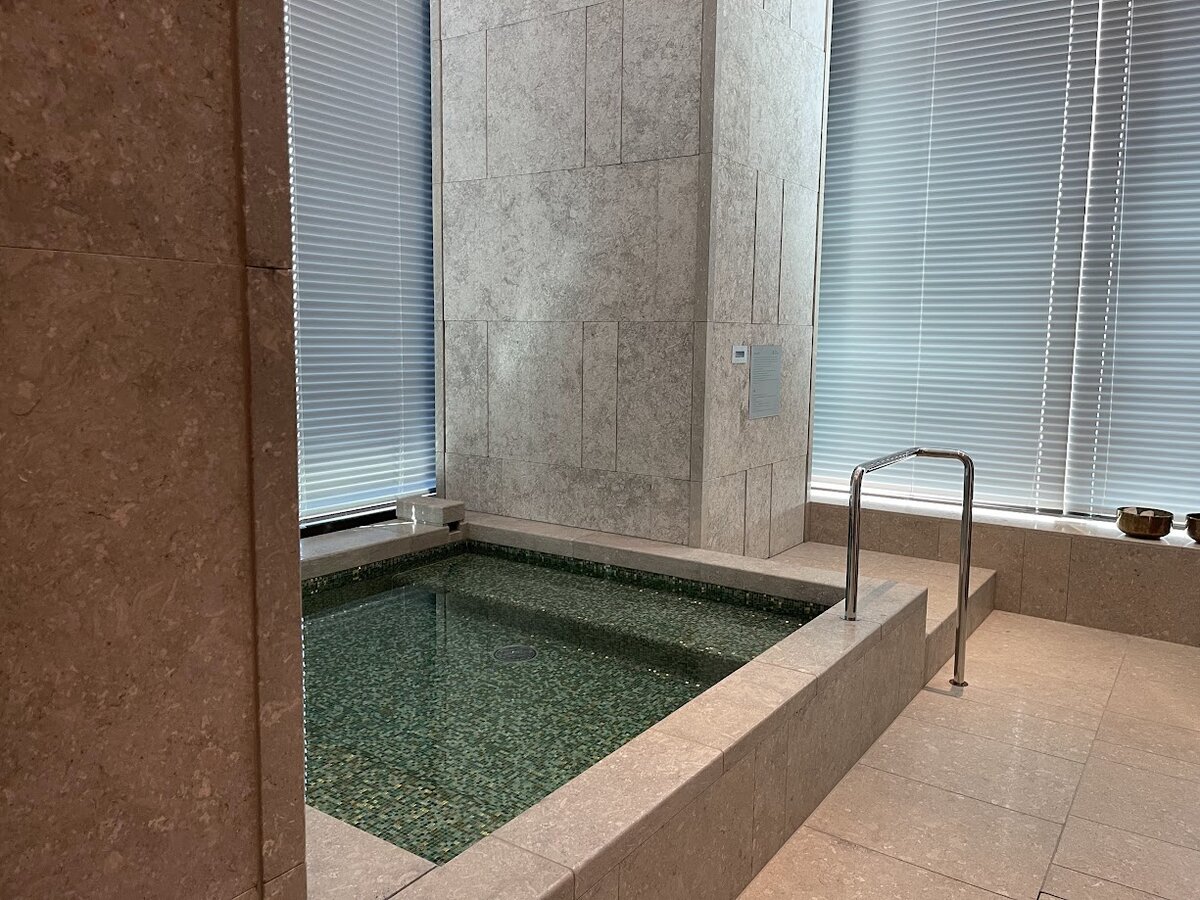 BVLGARI HOTEL:ホテルの内装、アーチ型の入り口と奥に人が見える