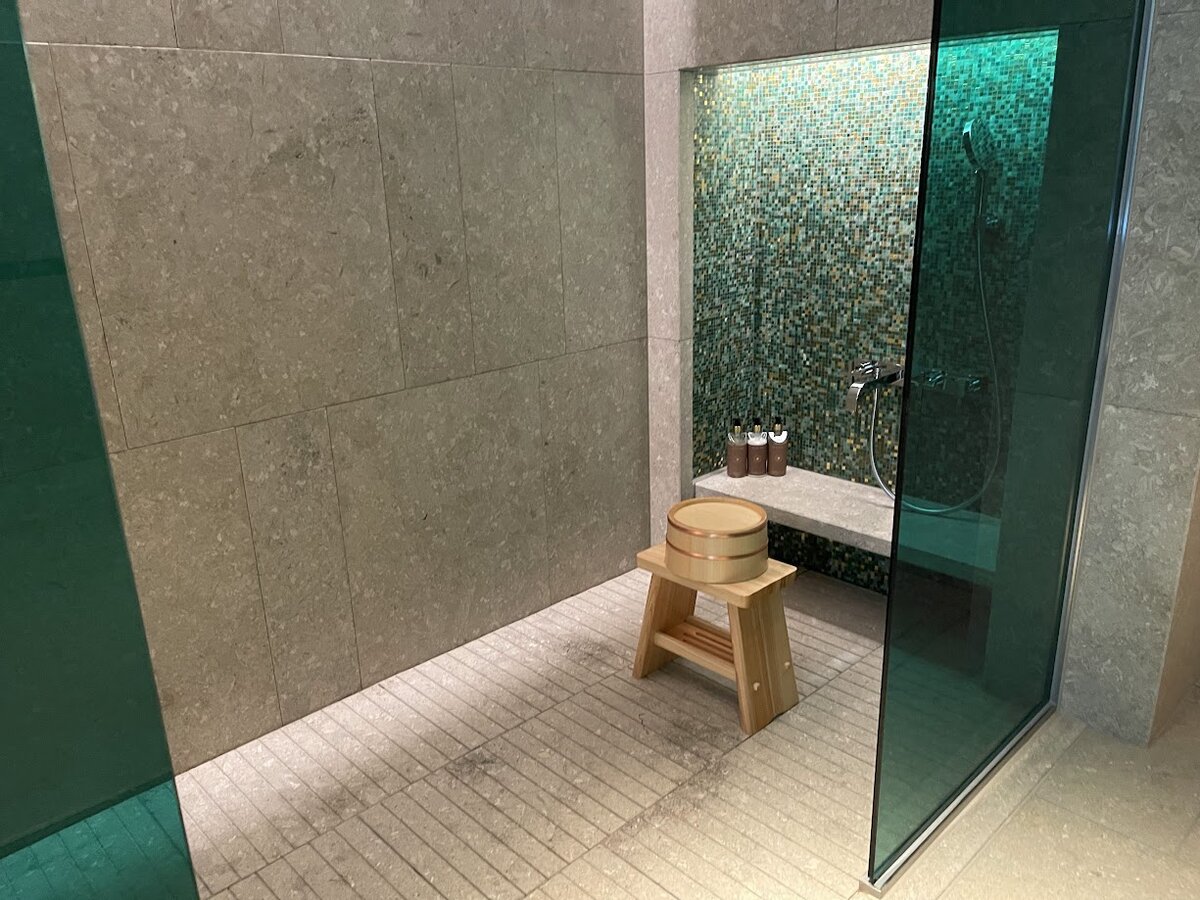 BVLGARI HOTEL:ホテルのロビー、クリスマスツリー、プレゼント