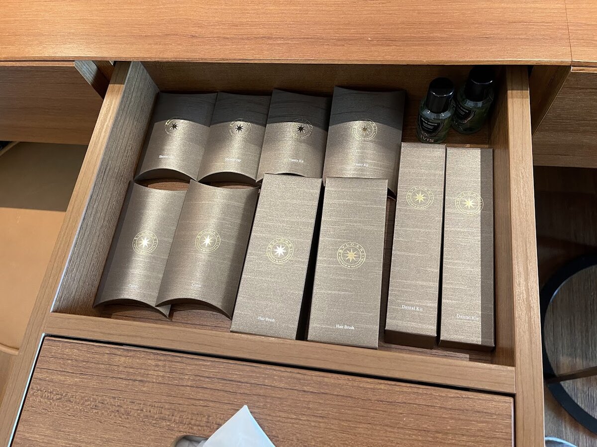 BVLGARI HOTEL:ホテルのロビー、クリスマスツリーが見える