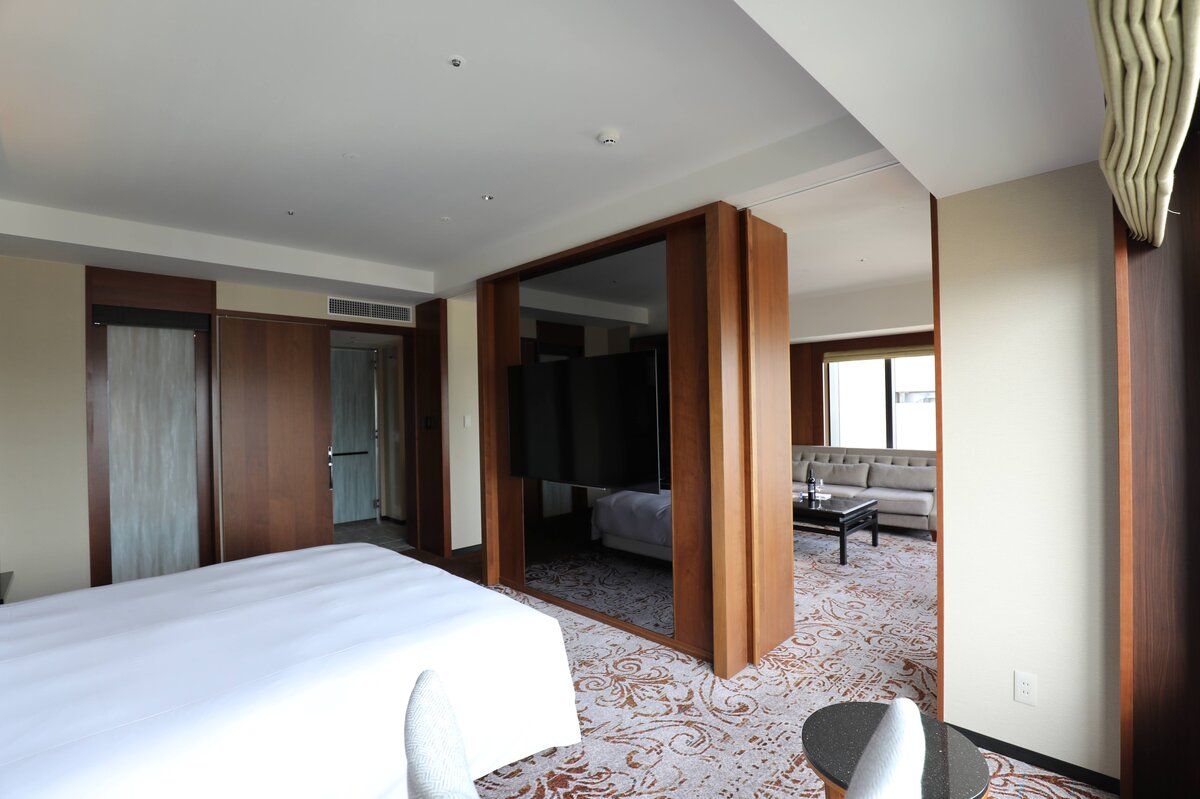 寝室　ハイアットリージェンシー横浜：ホテルの部屋、ベッド、窓