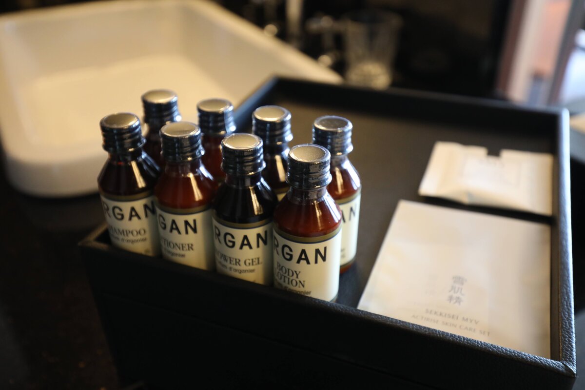 リビング　ハイアットリージェンシー横浜：ホテルの部屋、ベッド、テレビ、ワイン