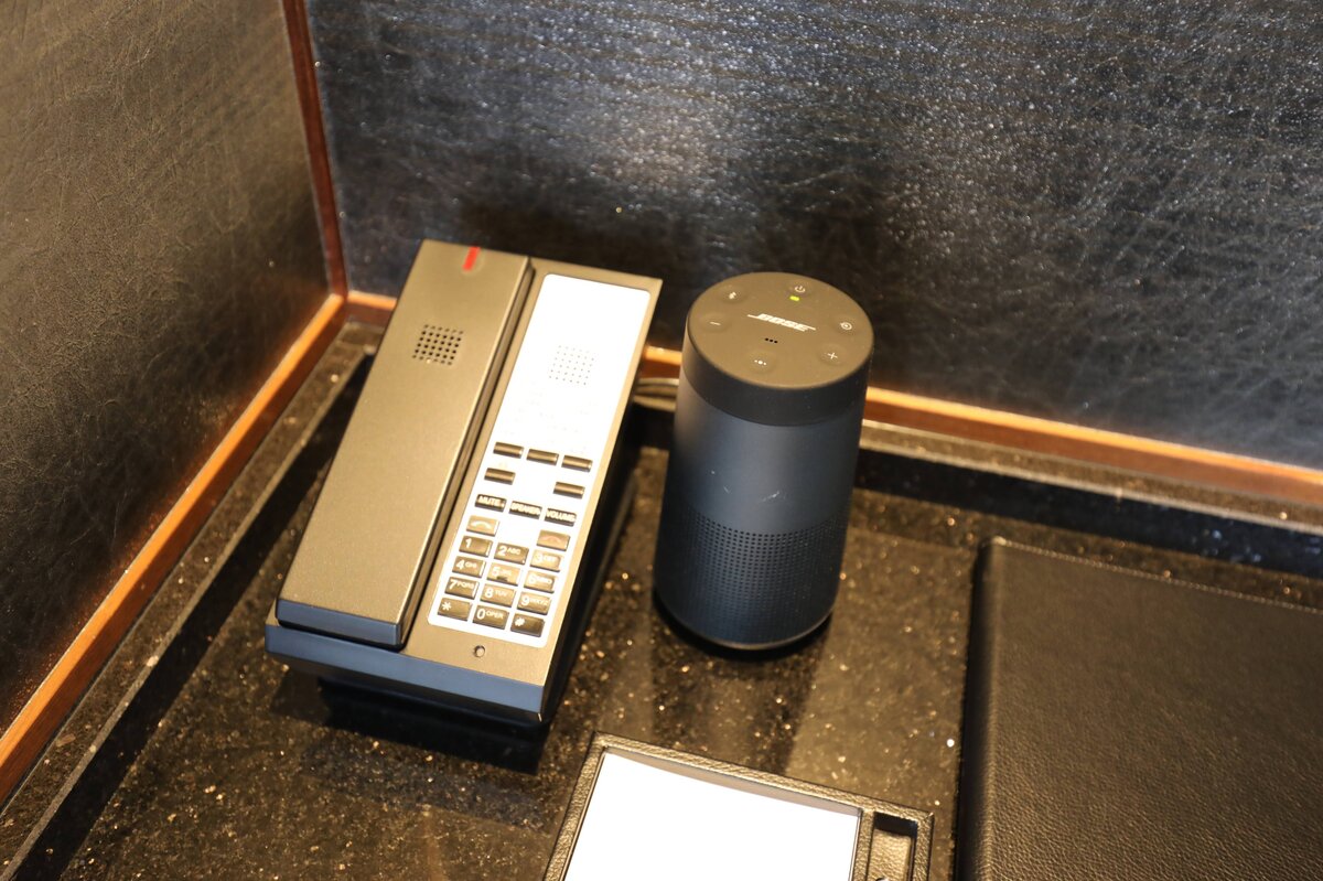 ウェルカムセット　ハイアットリージェンシー横浜：ワインボトルとグラス、ホテルのアメニティ