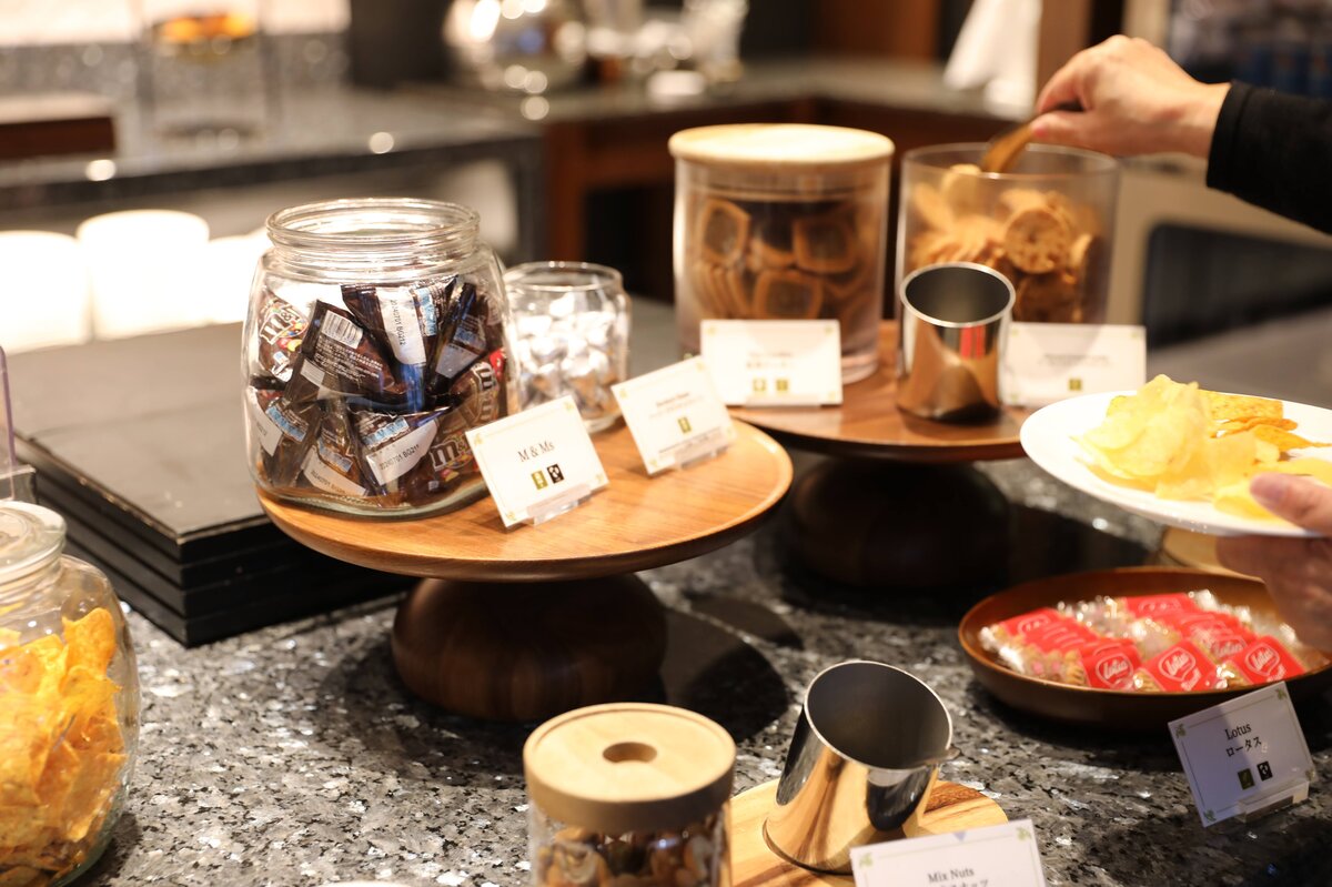 ハイアットリージェンシー横浜：窓から見える港の風景と橋