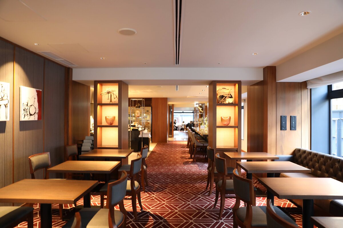 ハイアットリージェンシー横浜：ホテルの部屋、ミネラルウォーター、コーヒーメーカー、鏡に...