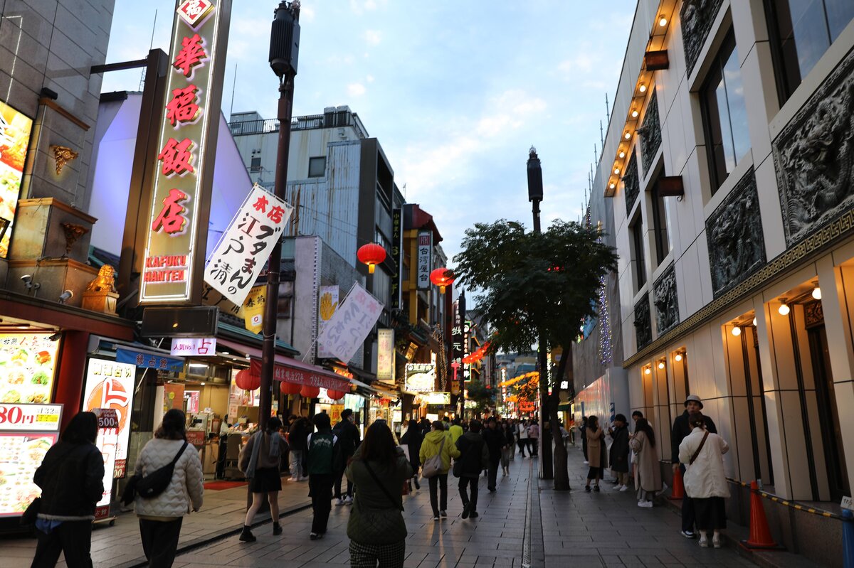 中華街：中華街の街並み、赤い提灯が並んでいる