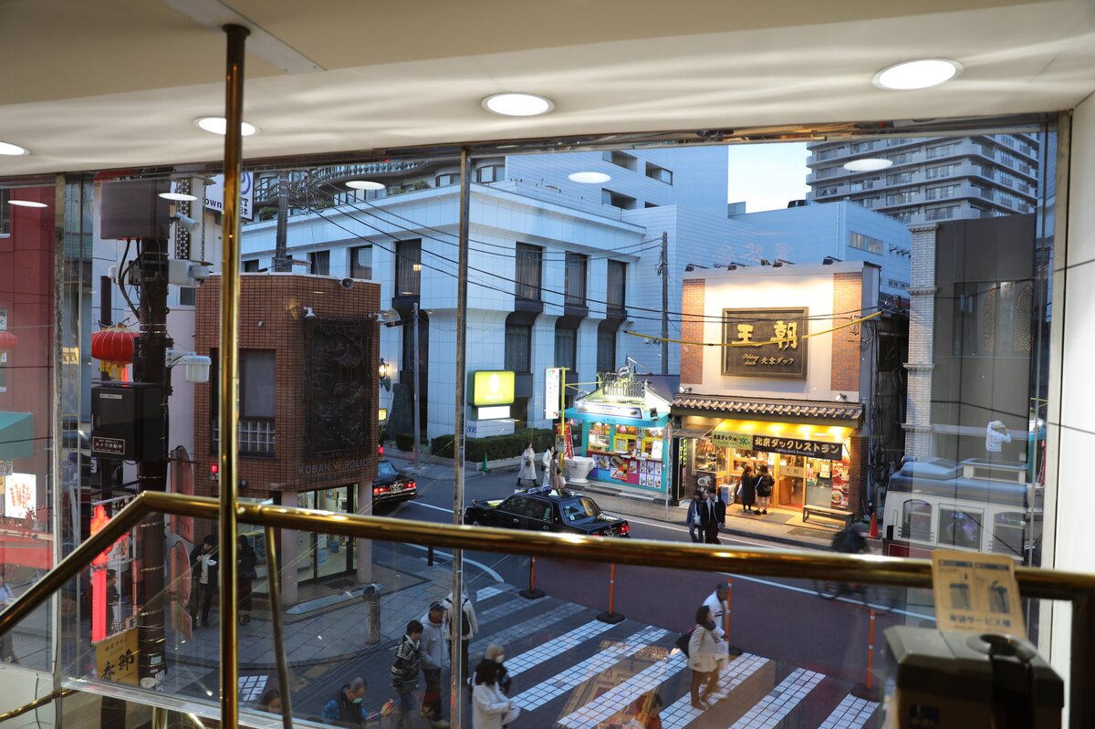 中華街　慶茶慶重：飲食店内のテーブルとメニュー