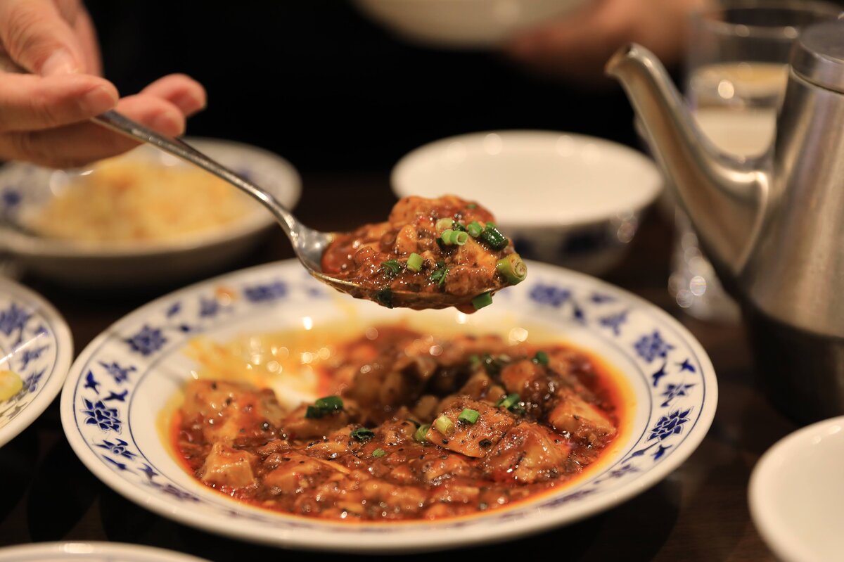 中華街　慶茶慶重：麻婆豆腐とスプーン、急須