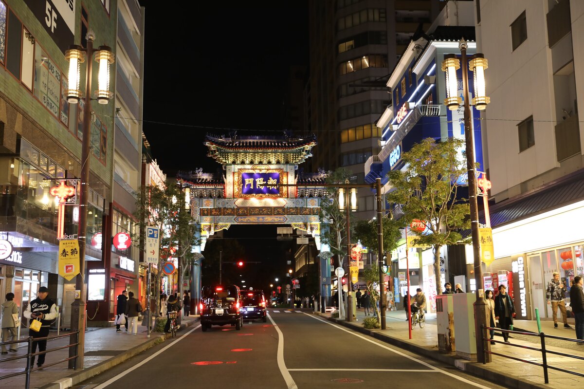 中華街　朝陽門：夜の横浜中華街、朝陽門と街並み