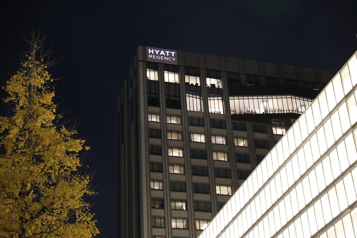 ハイアットリージェンシー横浜：ホテルの外観、クリスマスツリー、緑色のスポーツカー