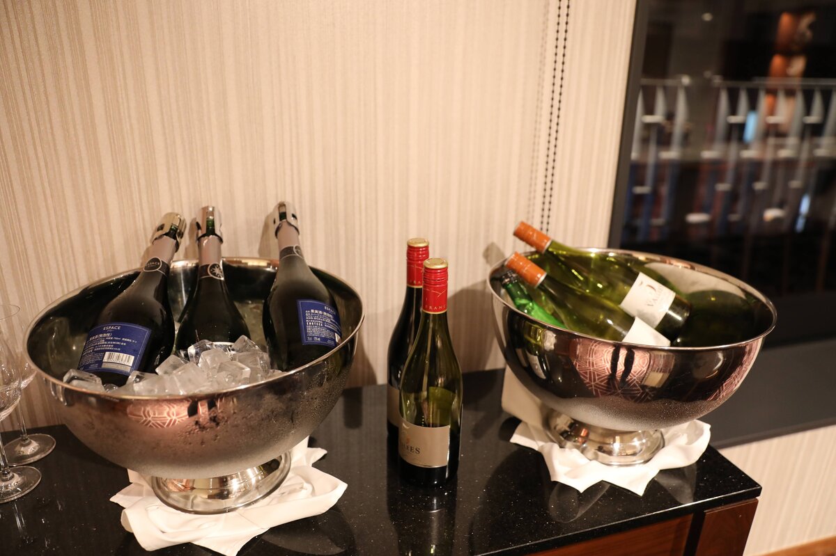 ラウンジ　ハイアットリージェンシー横浜：ホテルのレストランの内観。テーブルと椅子が並び、奥にバー...