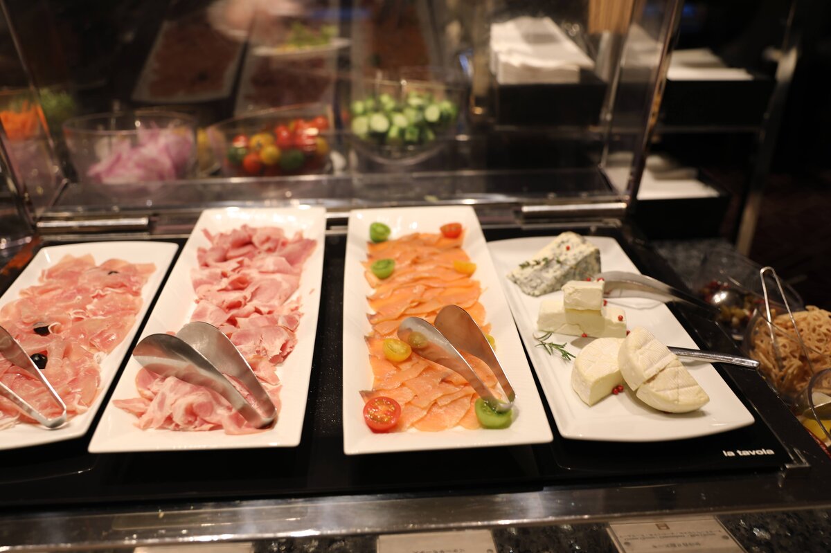 HYATT REGENCY：ワインボトルと氷入りのボウル