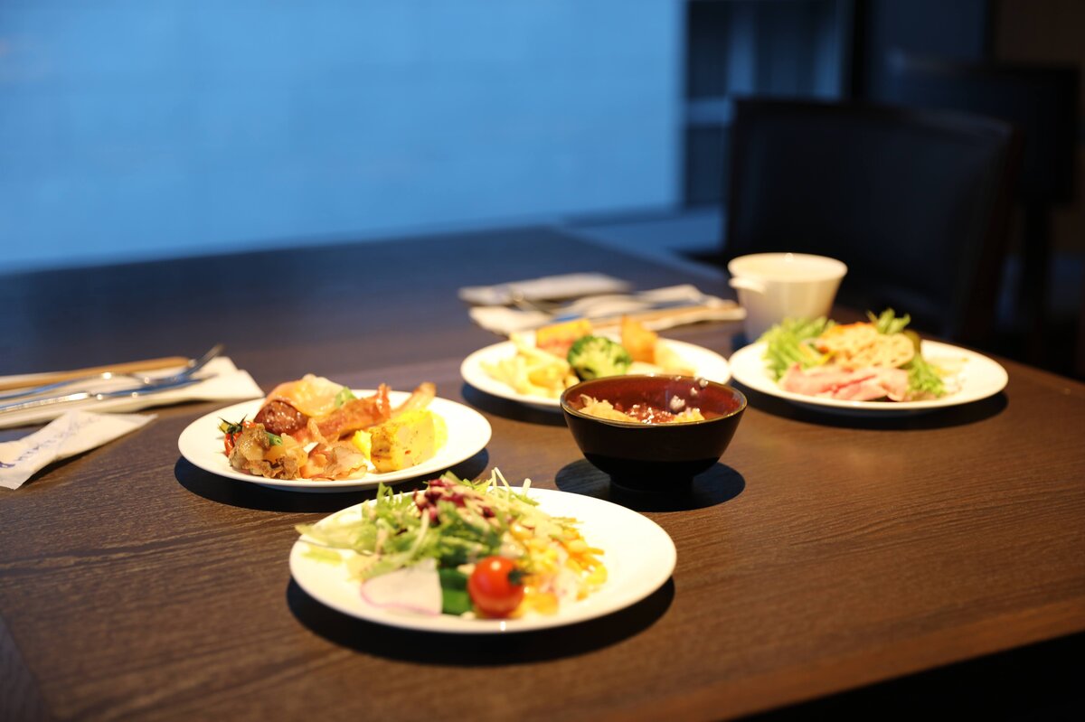 ヨルノヨ2023：夜の公園、イルミネーション、建物