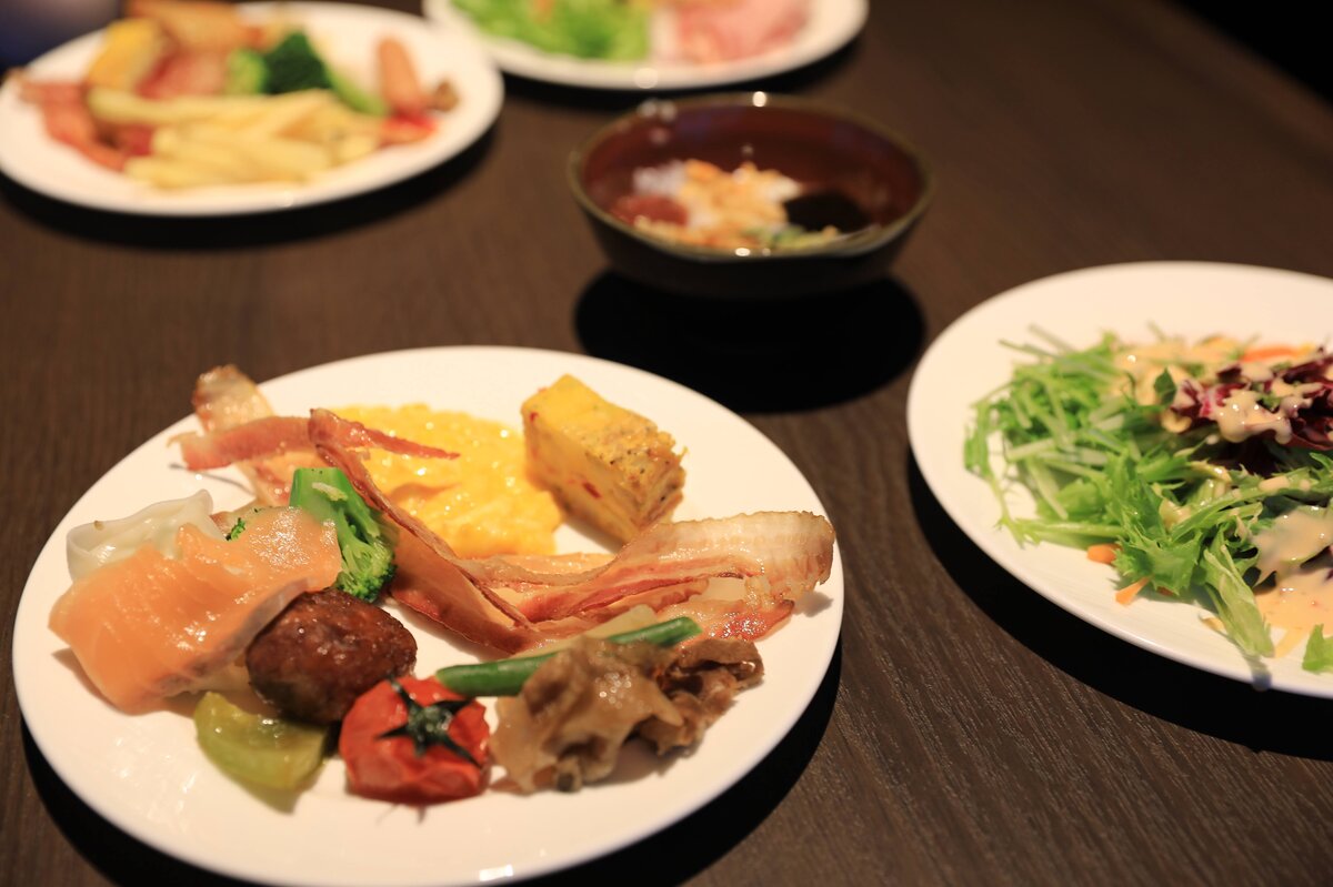 ヨルノヨ2023：夜の公園とライトアップされたタワー