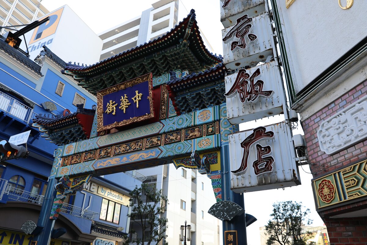 ヨルノヨ2023　HOTEL NEW GRAND：ホテルニューグランドとマリンタワー、ピンク色の噴水