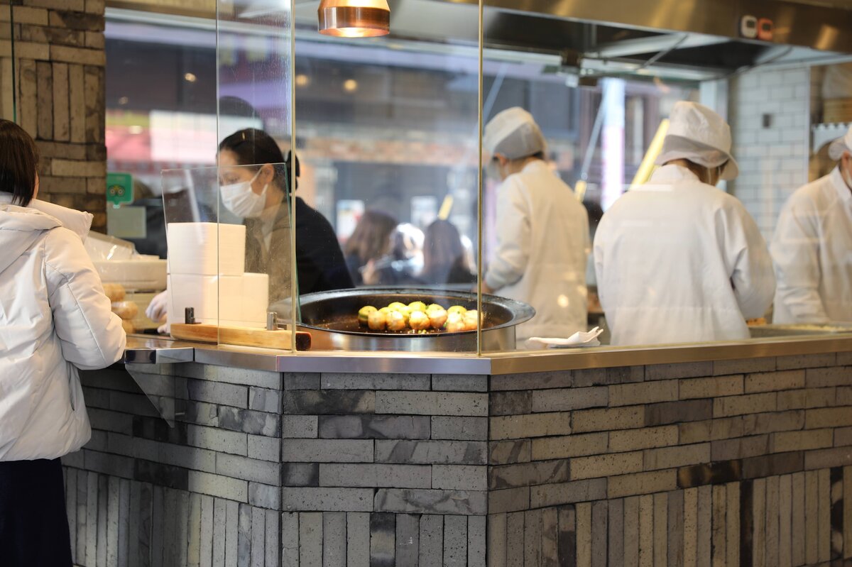 ヨルノヨ2023：夜の山下公園。横浜マリンタワーとイルミネーションの街路樹...