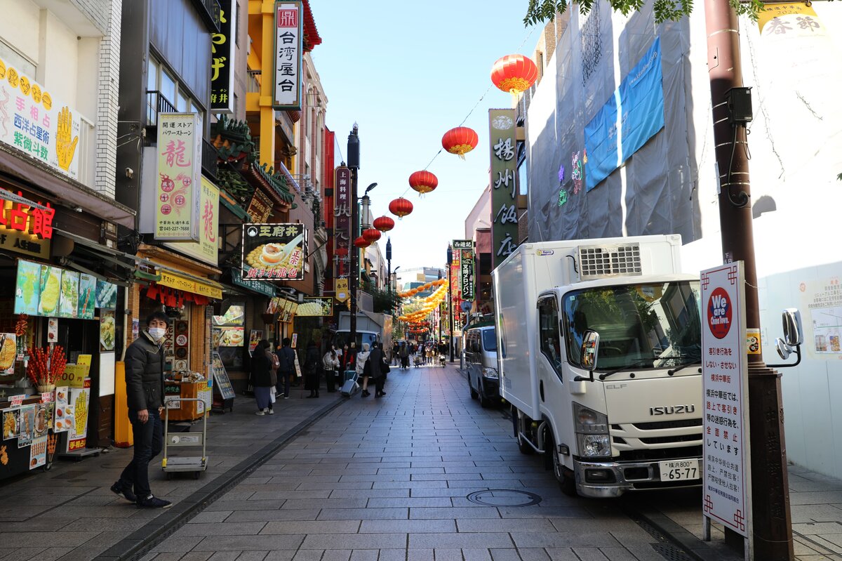 ヨルノヨ2023：夜景とイルミネーション。階段状の場所に光が投影されている。