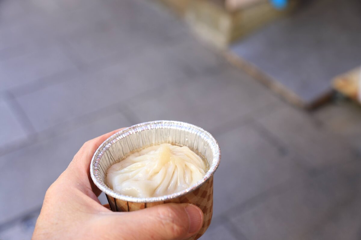 ヨルノヨ2023　：夜景、階段状の広場にクジラのプロジェクションマッピング