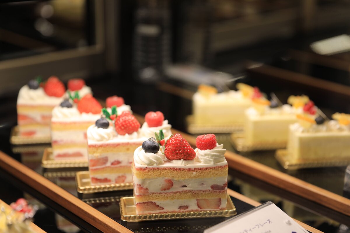 ヨルノヨ2023：夜景と階段状の広場。プロジェクションマッピングでクジラな...