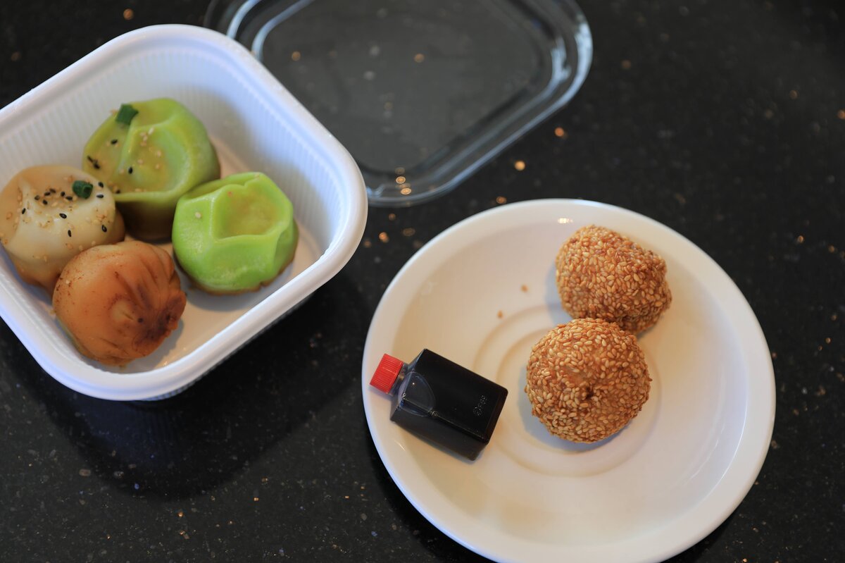 ヨルノヨ2023：夜景の見える広場に投影されたクジラのイルミネーション