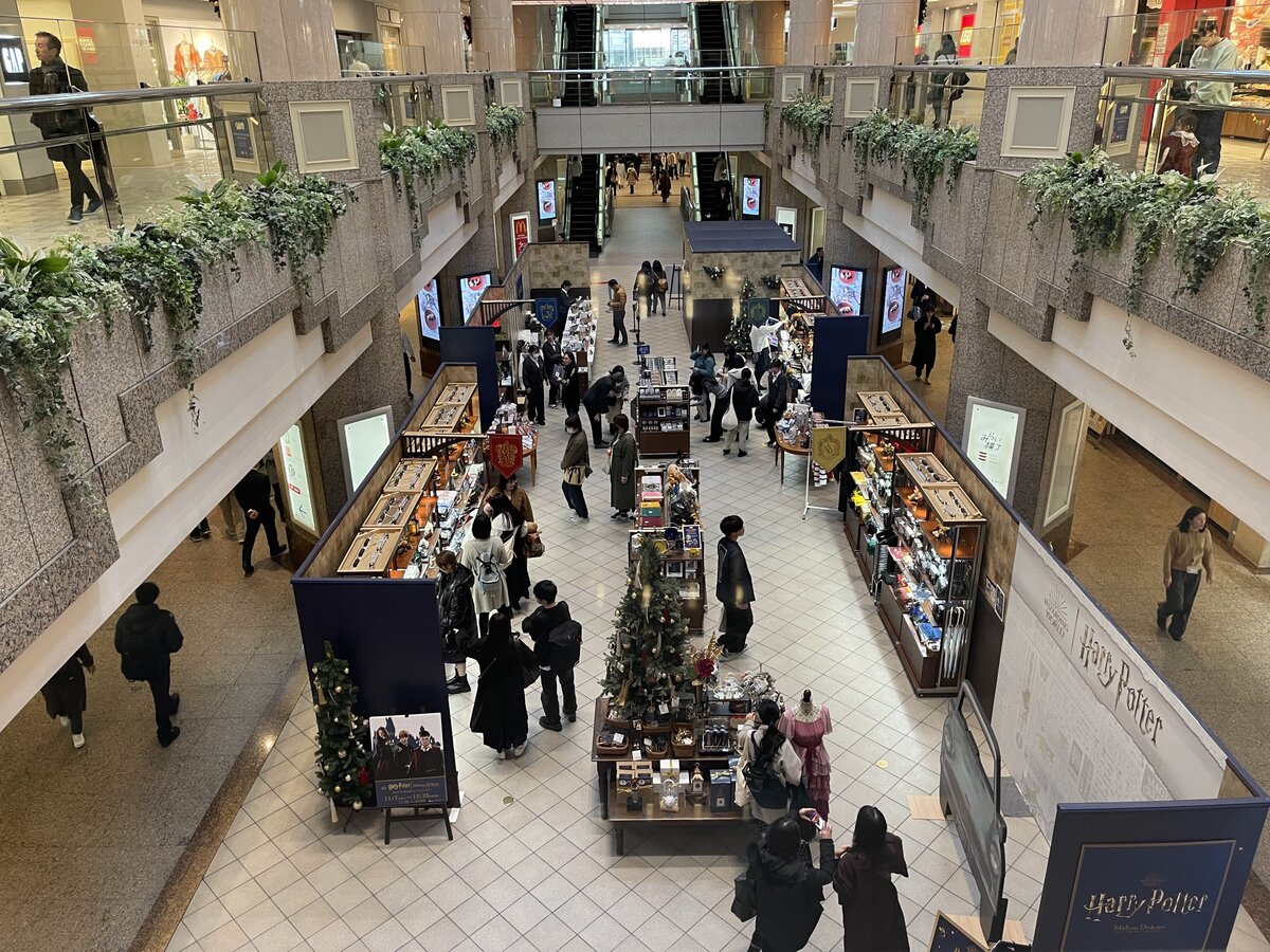 横浜ランドマークプラザ：クリスマスツリーと映画の装飾