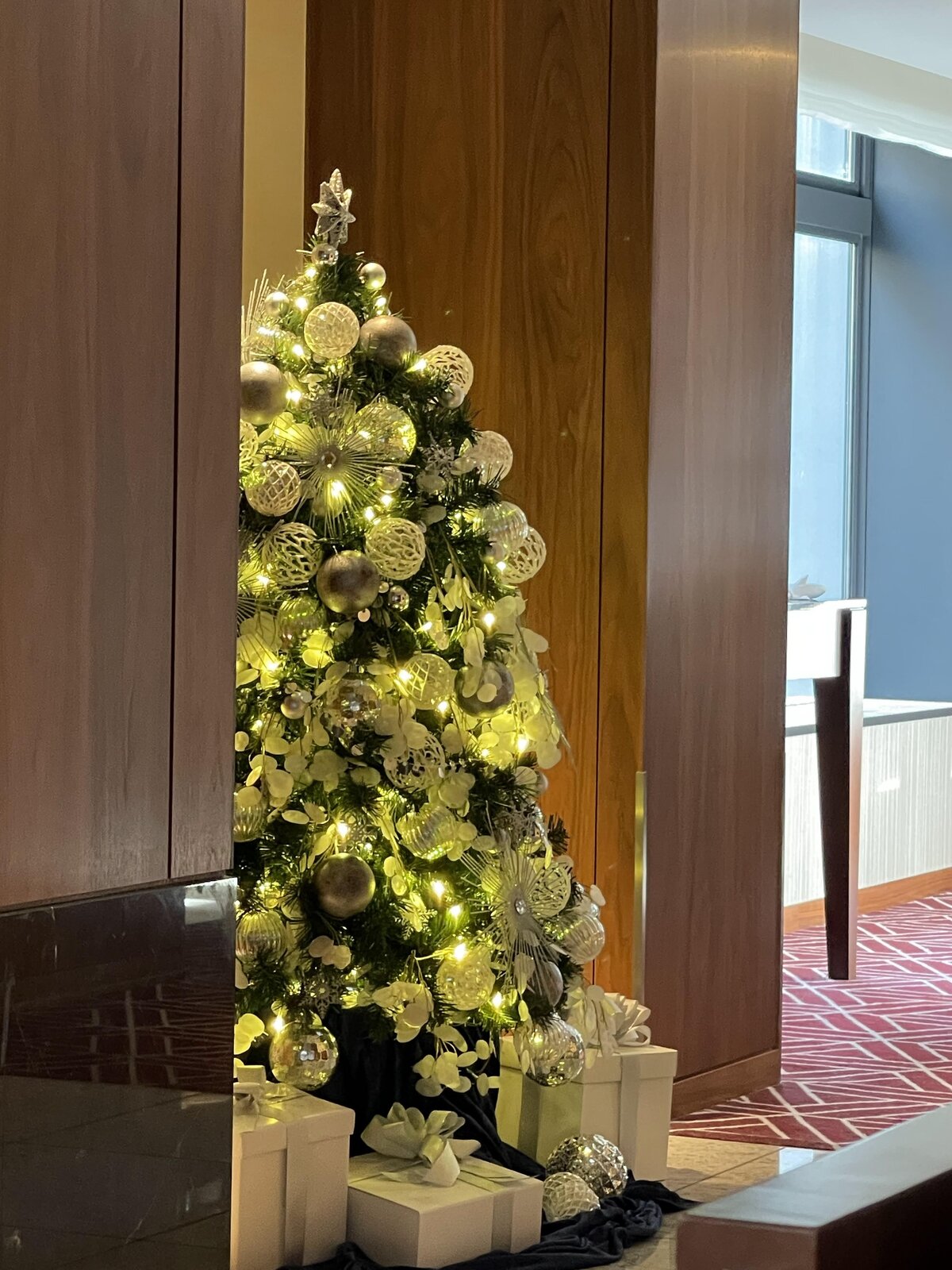 ハイアットリージェンシー横浜：ラウンジのような内装。テレビに人が映っている。