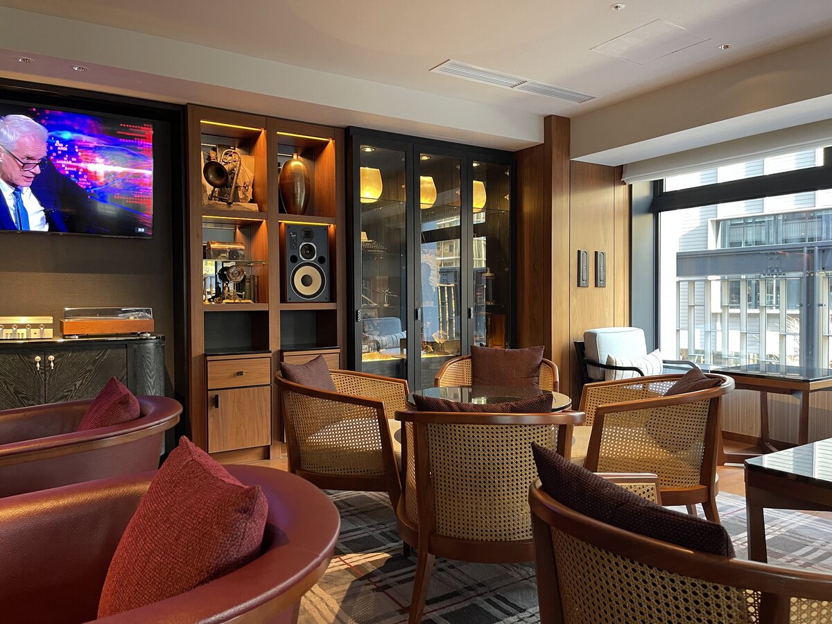 寝室　ハイアットリージェンシー横浜：ホテルの客室、ベッドと椅子がある